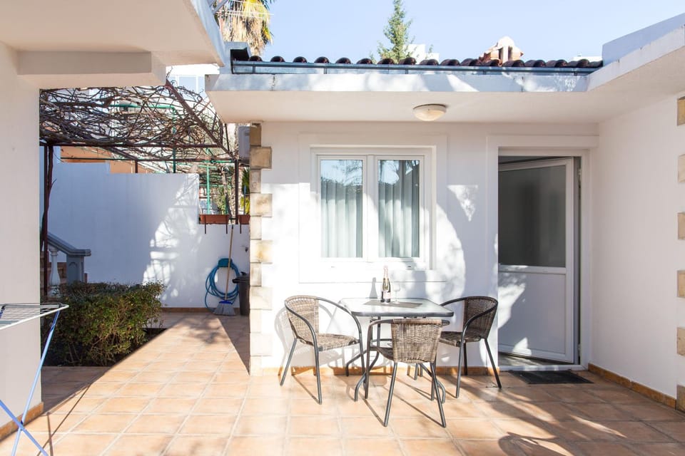 Day, Winter, Balcony/Terrace, Decorative detail, Dining area, On site