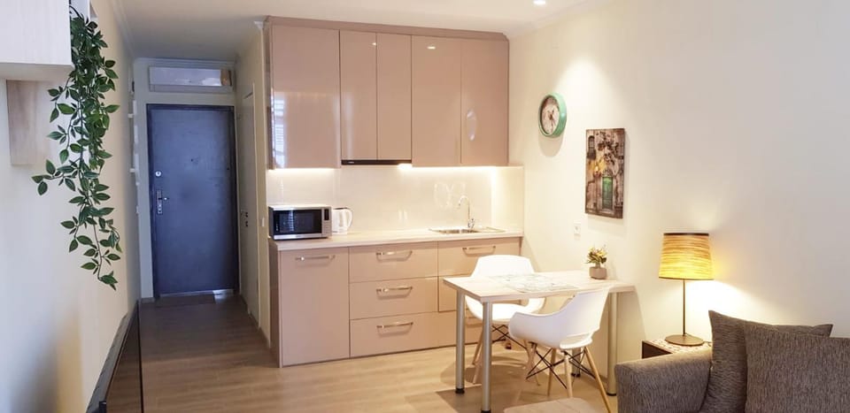 Kitchen or kitchenette, Dining area