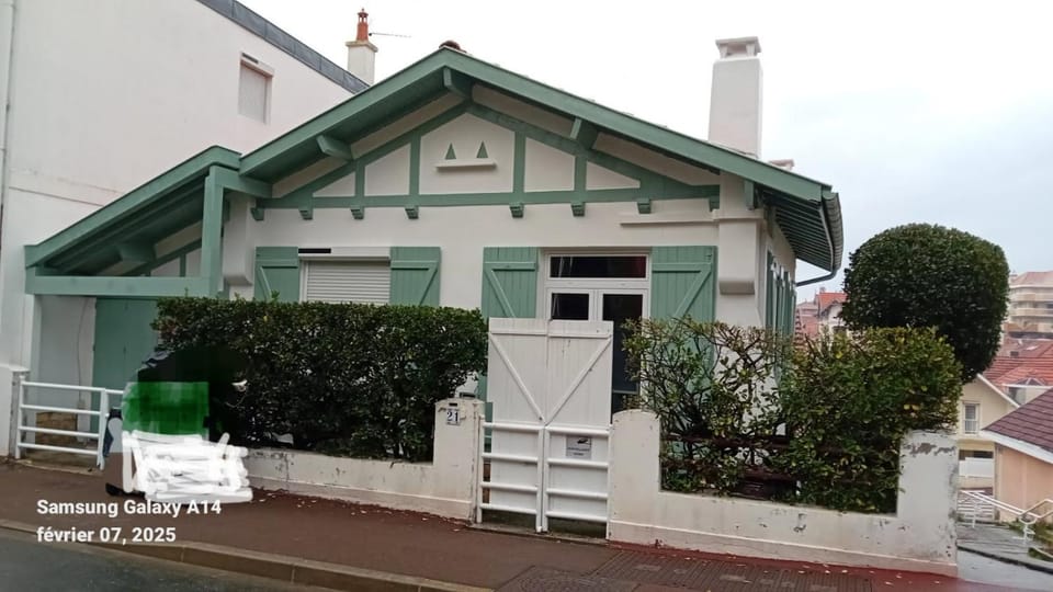 Property building, Quiet street view