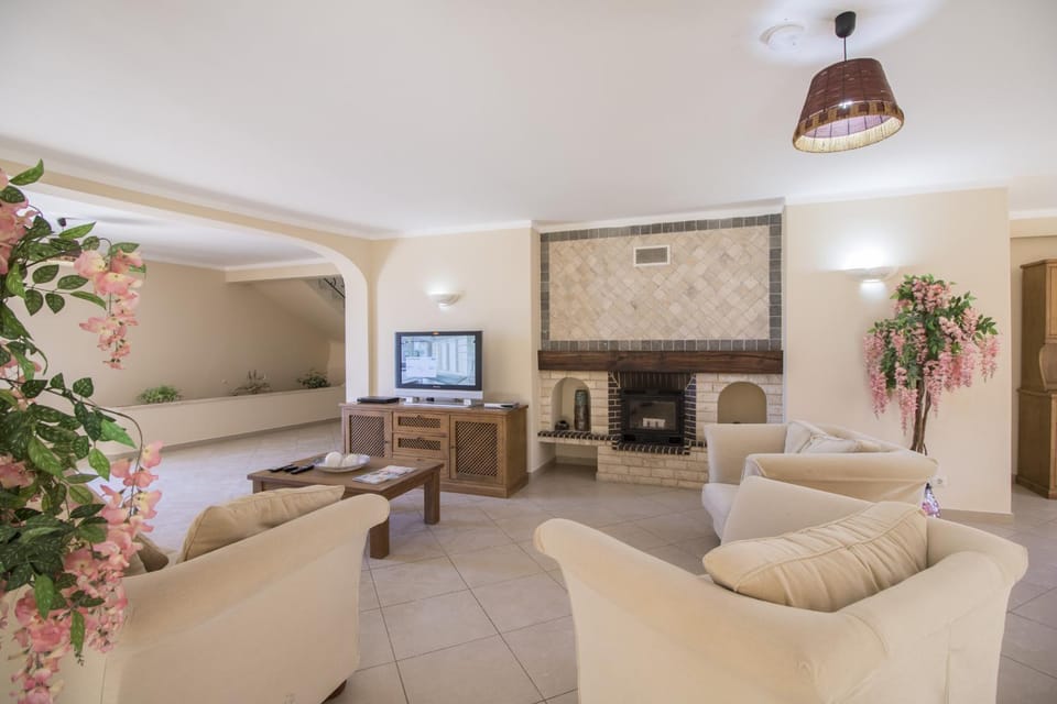 Communal lounge/ TV room, Living room