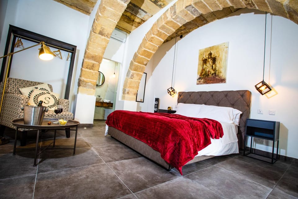 Bed, Seating area, Bedroom