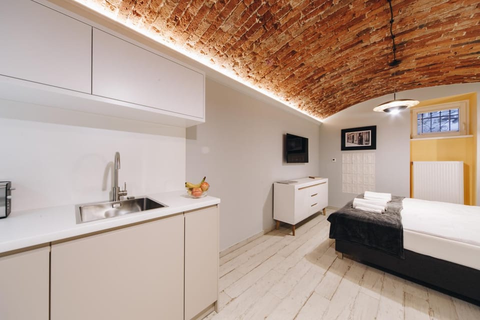 Bed, TV and multimedia, Kitchen or kitchenette, Seating area, towels