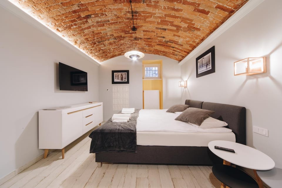 Bed, TV and multimedia, Photo of the whole room, Bedroom