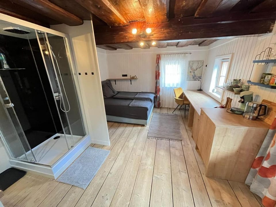 Bed, Bathroom, Coffee/tea facilities, Living room, Photo of the whole room, Seating area, Bedroom, towels