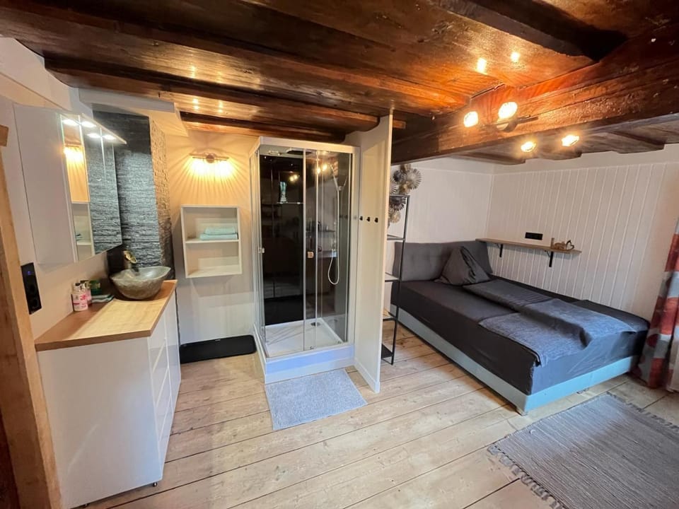 Bed, Bathroom, Photo of the whole room, Bedroom, towels