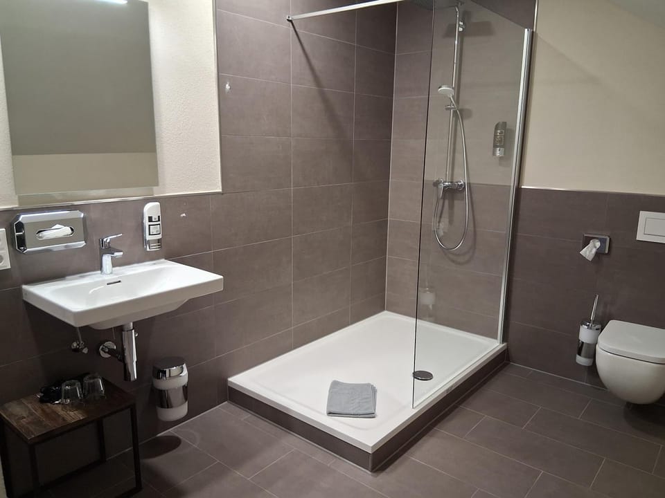 Shower, Toilet, Bathroom, towels