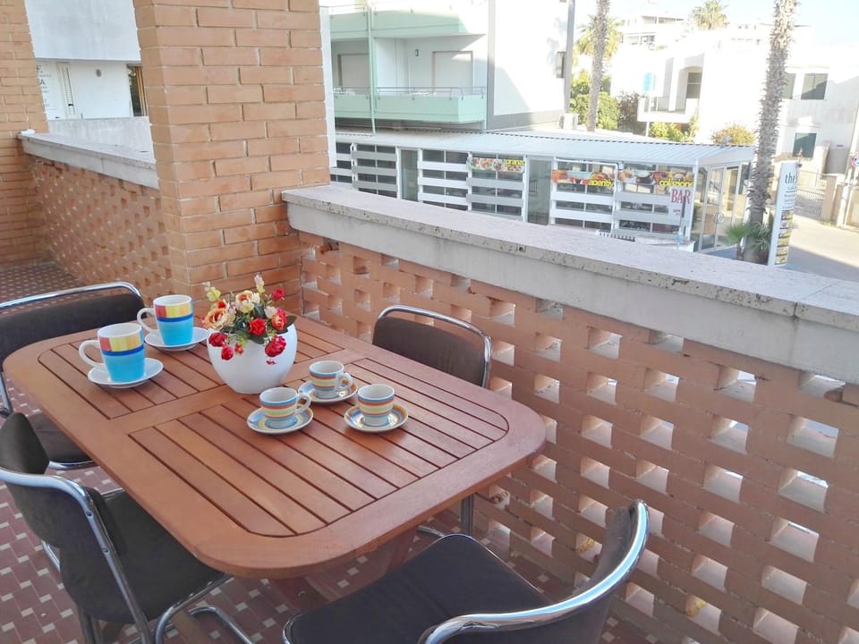 Property building, Facade/entrance, Bird's eye view, Balcony/Terrace, Landmark view, Street view, Quiet street view