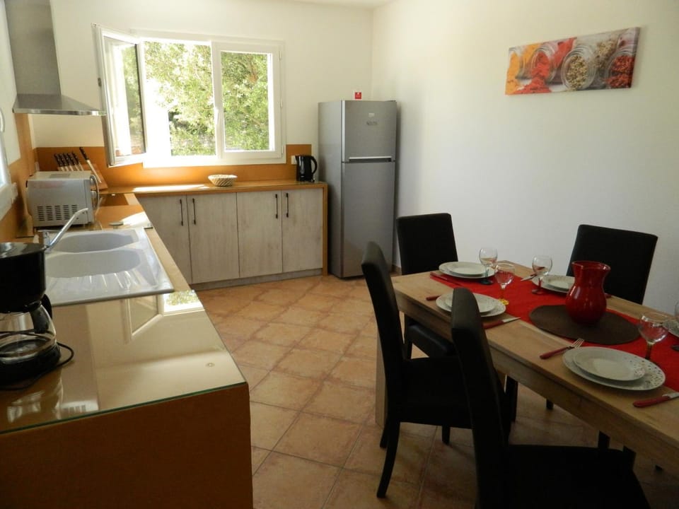 Coffee/tea facilities, Kitchen or kitchenette, Dining area, dishwasher, microwave, oven, stove