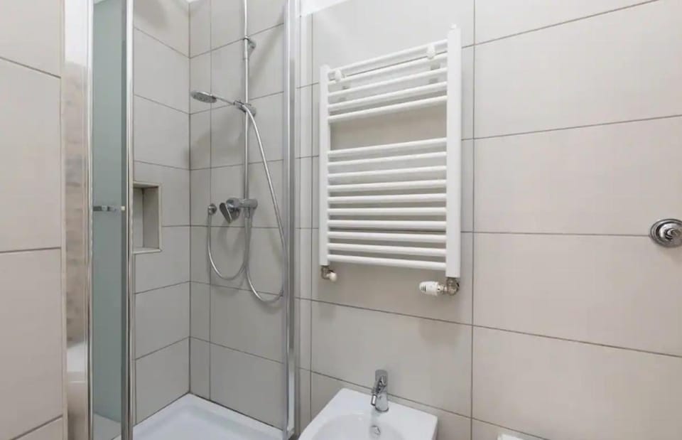 Shower, Toilet