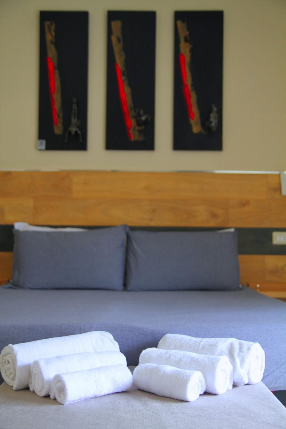 Bed, Bedroom, towels