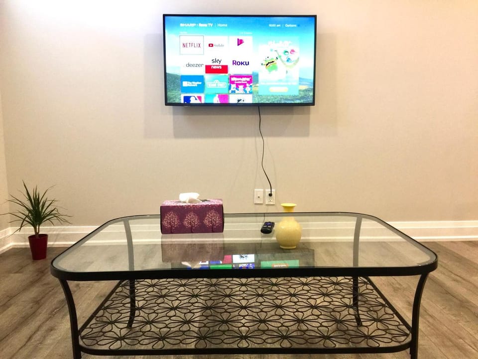Charming, Comfortable Bsmt Apartment in Pickering Bed and Breakfast in Pickering