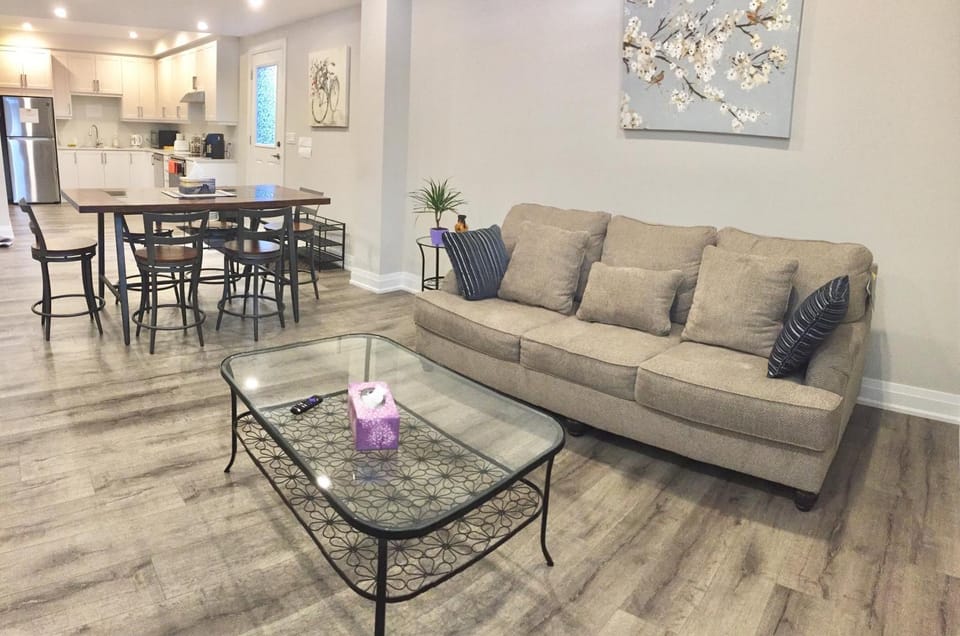 Charming, Comfortable Bsmt Apartment in Pickering Bed and Breakfast in Pickering