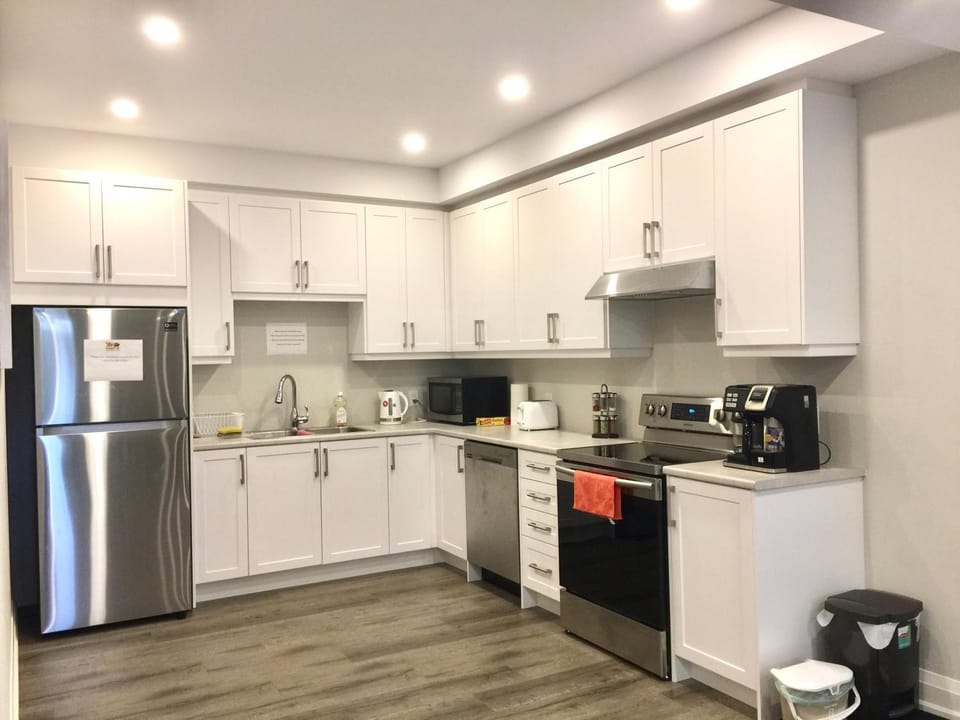 Charming, Comfortable Bsmt Apartment in Pickering Bed and Breakfast in Pickering