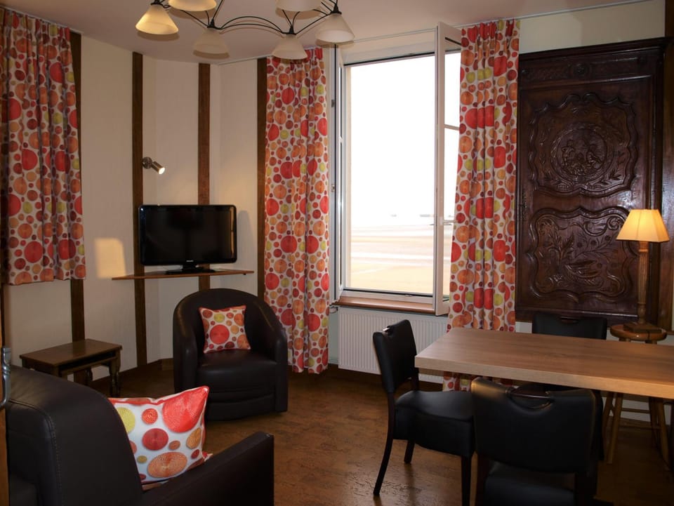 Living room, Dining area, Sea view