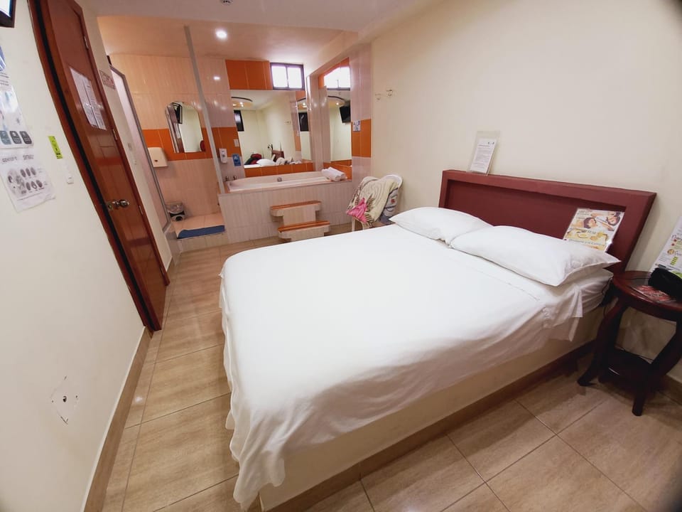 Hostal Oro Orense Bed and Breakfast in Quito