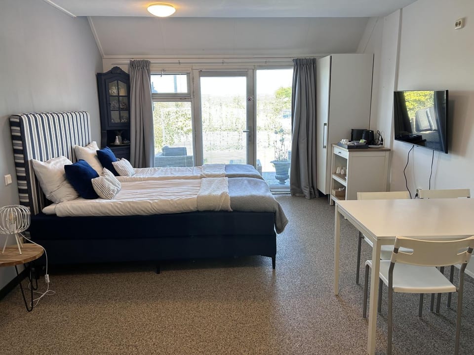 Bed, TV and multimedia, Balcony/Terrace, Seating area, Bedroom