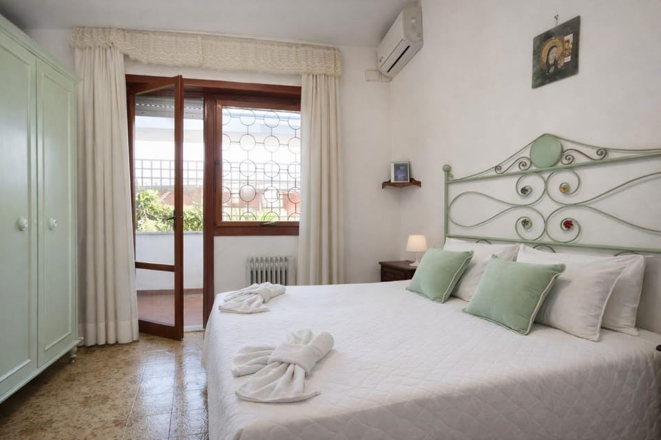 Villa summertime walking distance from the sea with garden Villa in Fregenae