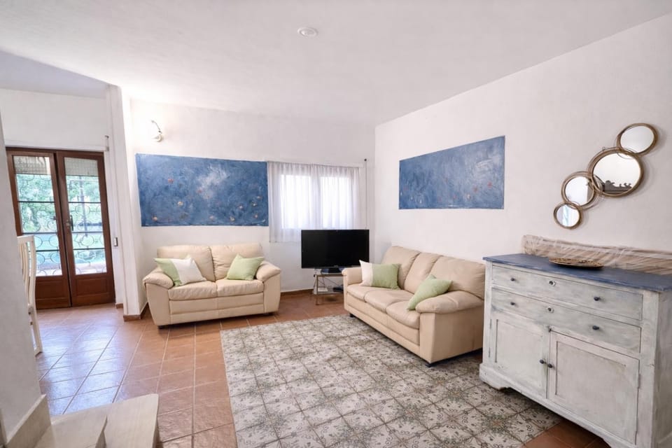 Villa summertime walking distance from the sea with garden Villa in Fregenae