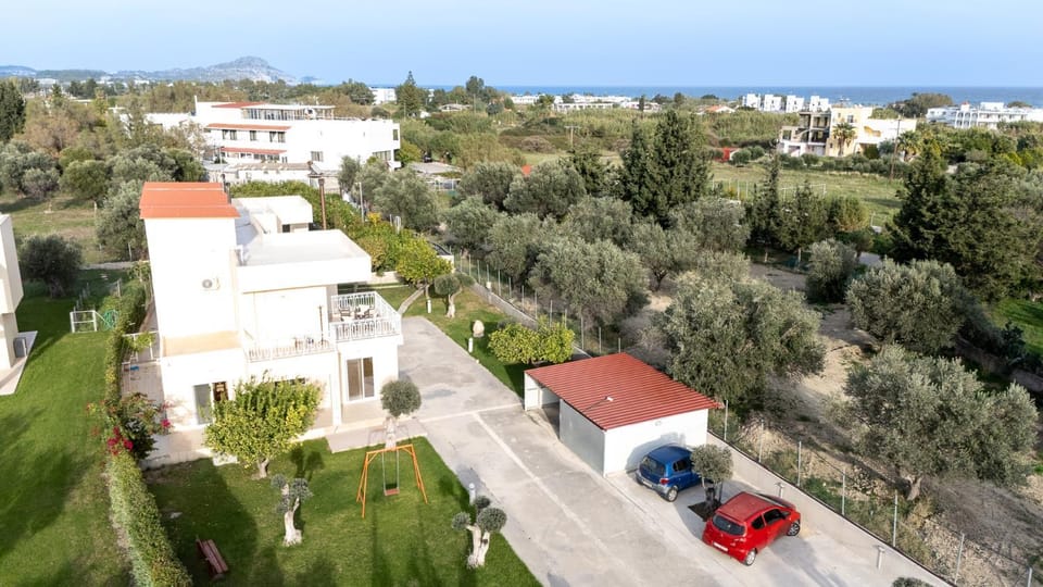 Property building, Day, Neighbourhood, Natural landscape, Bird's eye view, Garden, Sea view, Location, Parking