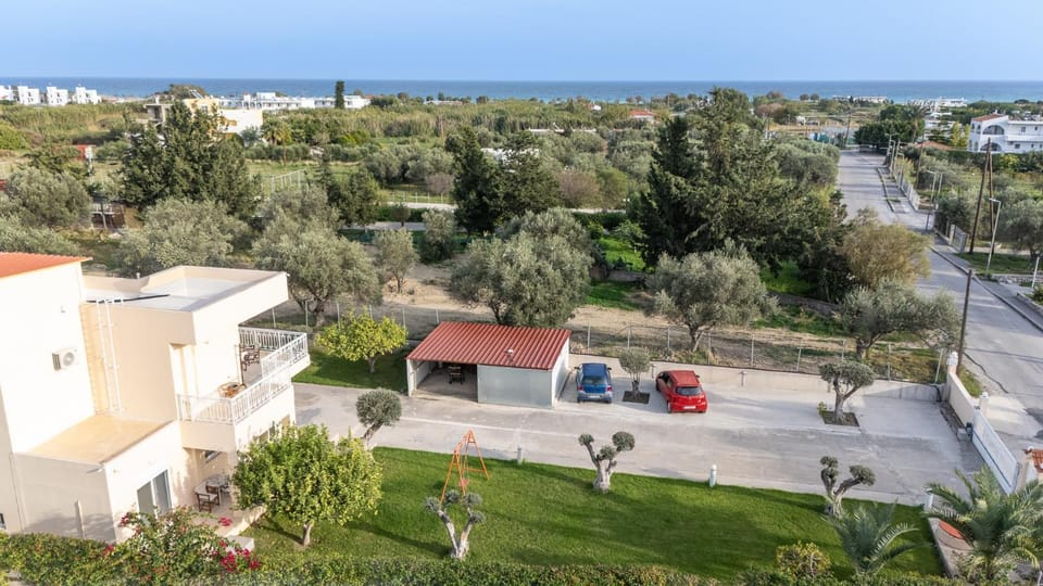 Property building, Spring, Day, Neighbourhood, Natural landscape, Bird's eye view, Garden, Sea view, Street view, Location, Parking