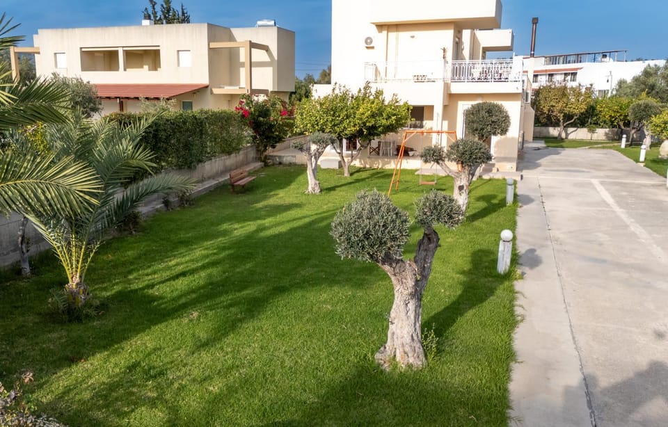 Property building, Spring, Day, Neighbourhood, Garden, Garden view
