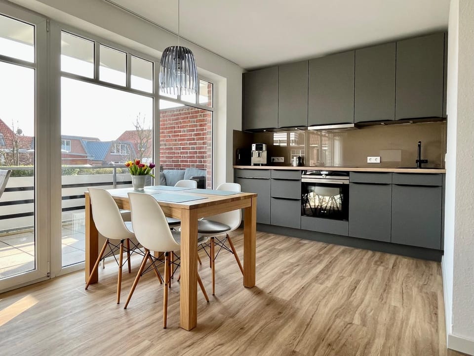 Kitchen or kitchenette, Dining area