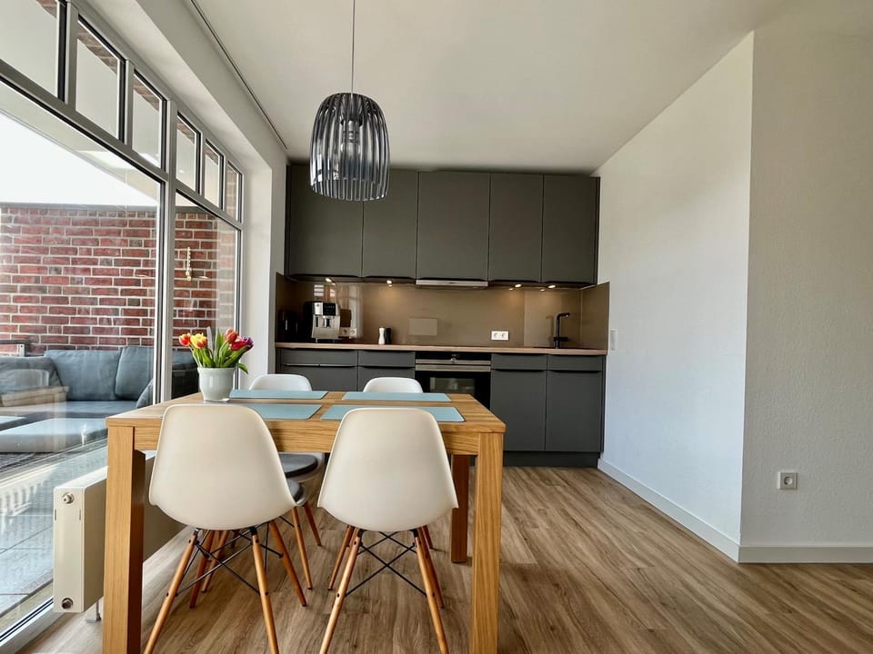 Kitchen or kitchenette, Dining area