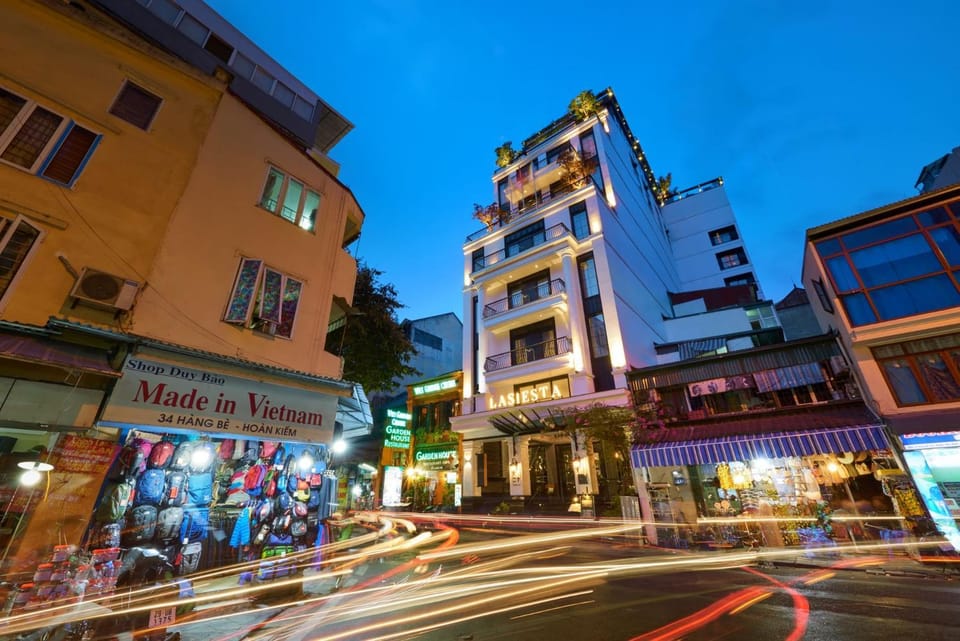 Property building, Facade/entrance, Night, People, Neighbourhood, City view, Street view, Location, group of guests