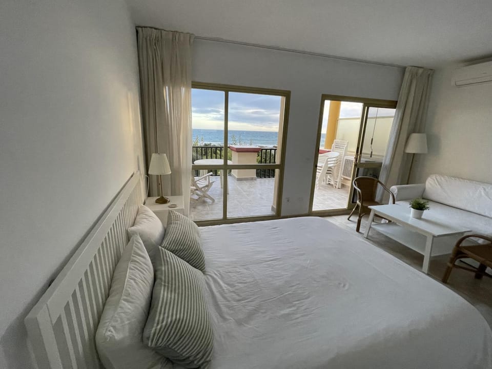 Bed, Balcony/Terrace, Bedroom, Sea view