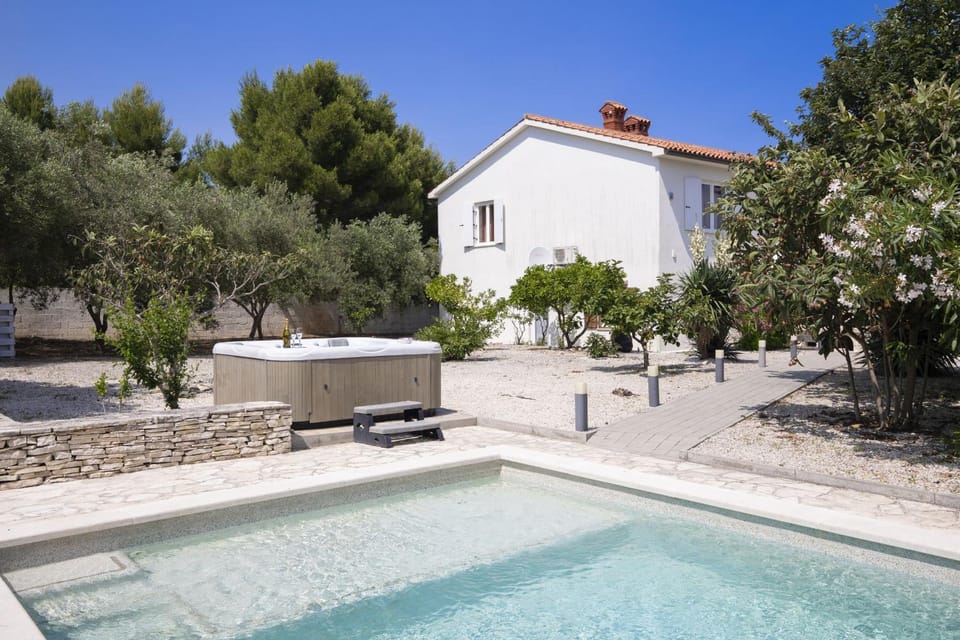 Property building, Patio, Day, Hot Tub, Swimming pool