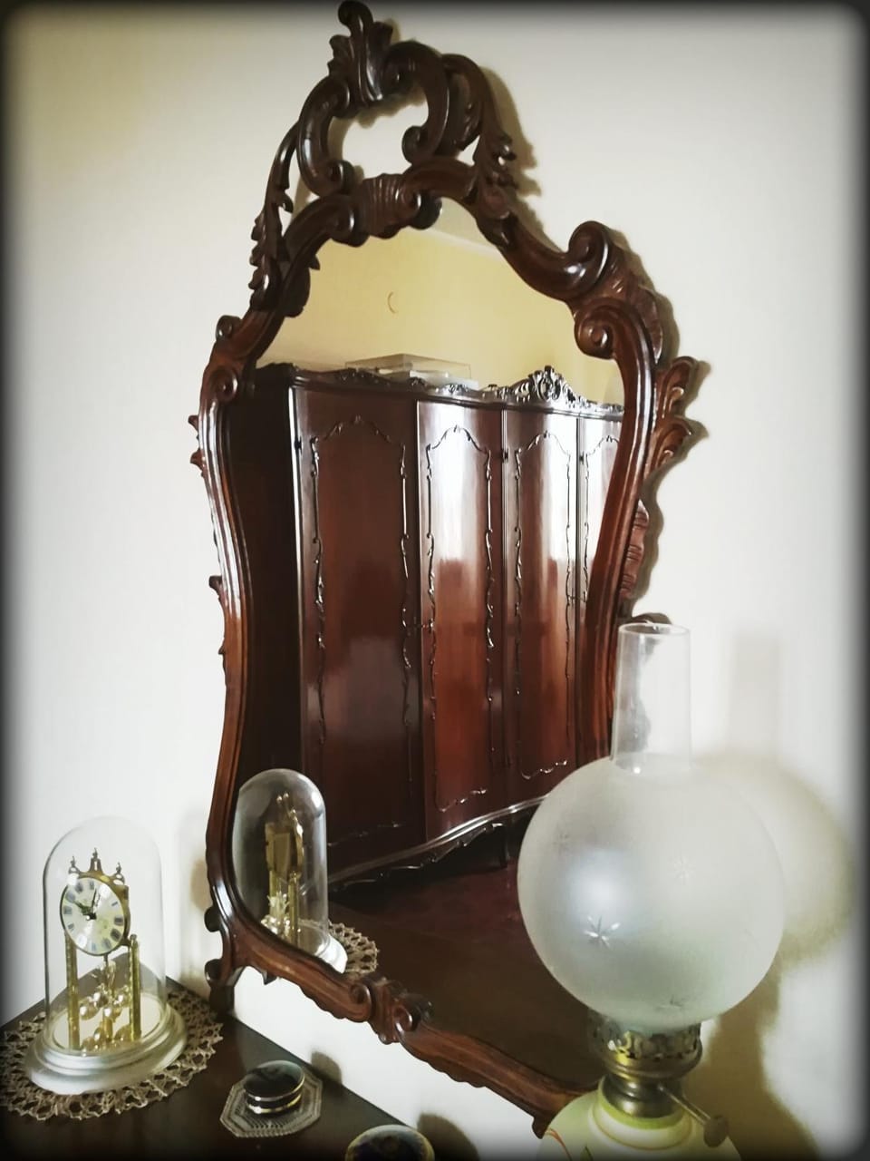Photo of the whole room, Decorative detail