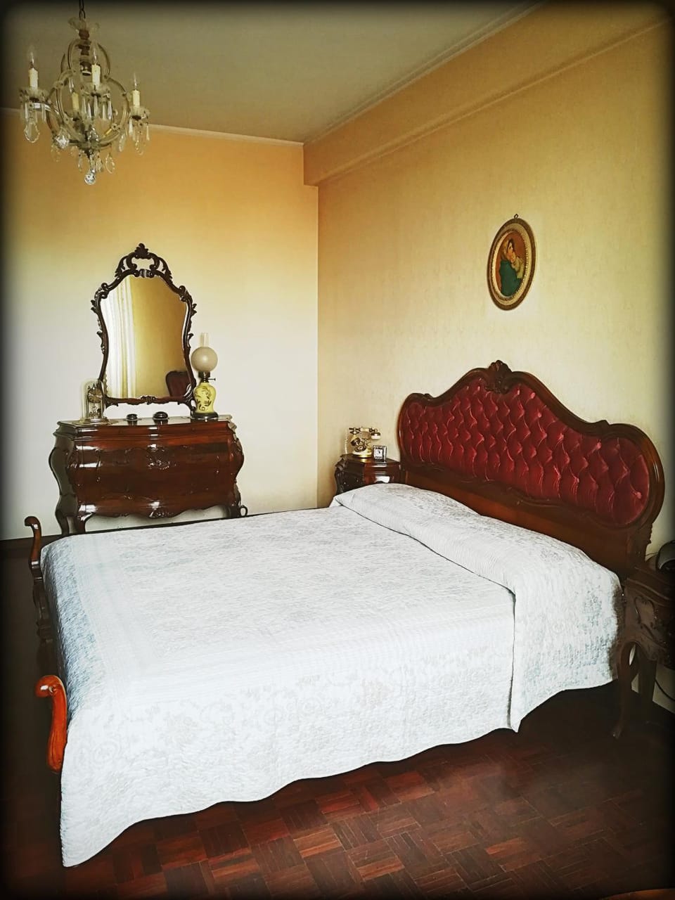 Photo of the whole room, Bedroom