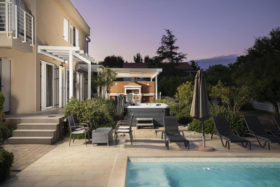 Property building, Swimming pool, sunbed