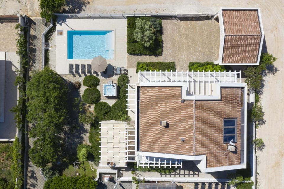 Property building, Bird's eye view, Swimming pool, sunbed