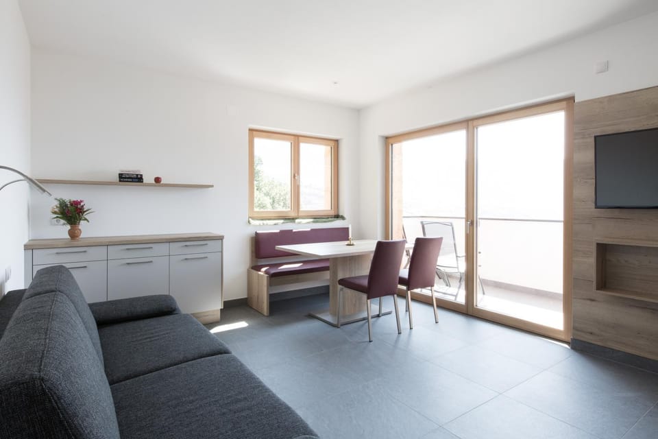 TV and multimedia, Kitchen or kitchenette, Living room, Seating area, Dining area