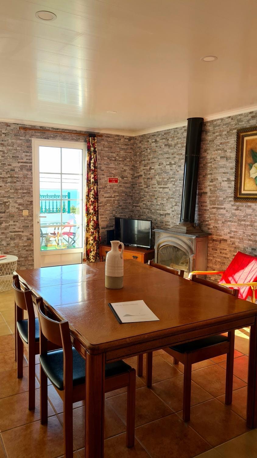 TV and multimedia, Seating area, Dining area