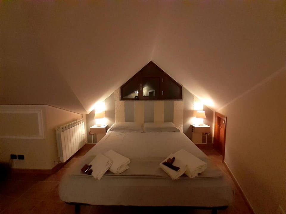 Photo of the whole room, Bedroom, towels