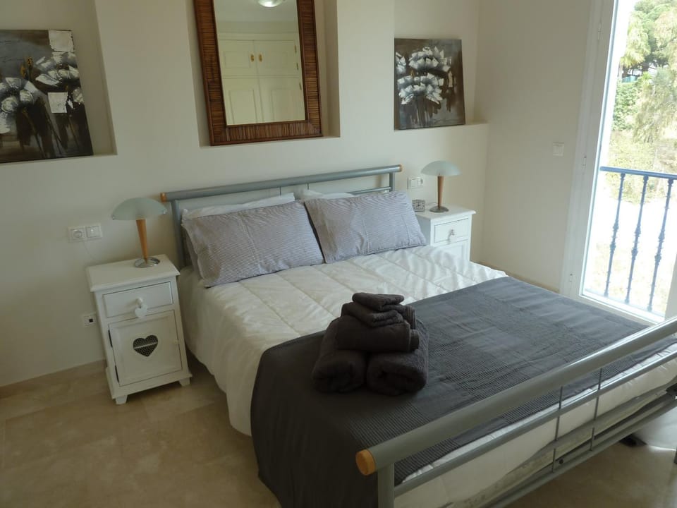 Bed, Photo of the whole room, Bedroom, Garden view, Sea view