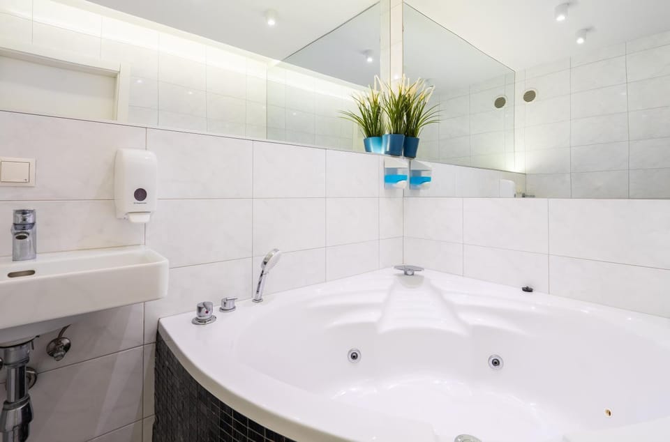 Hot Tub, Bathroom