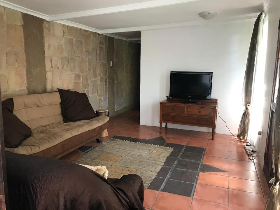 Contemporary Stay at Giraffe Cottage Apartment in Gauteng