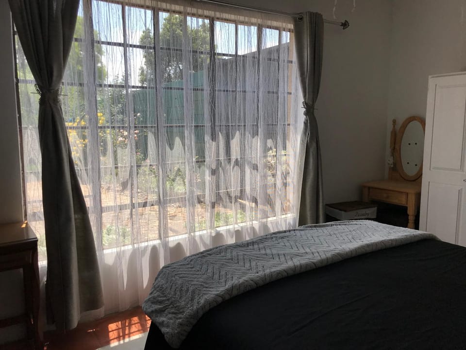 Contemporary Stay at Giraffe Cottage Apartment in Gauteng