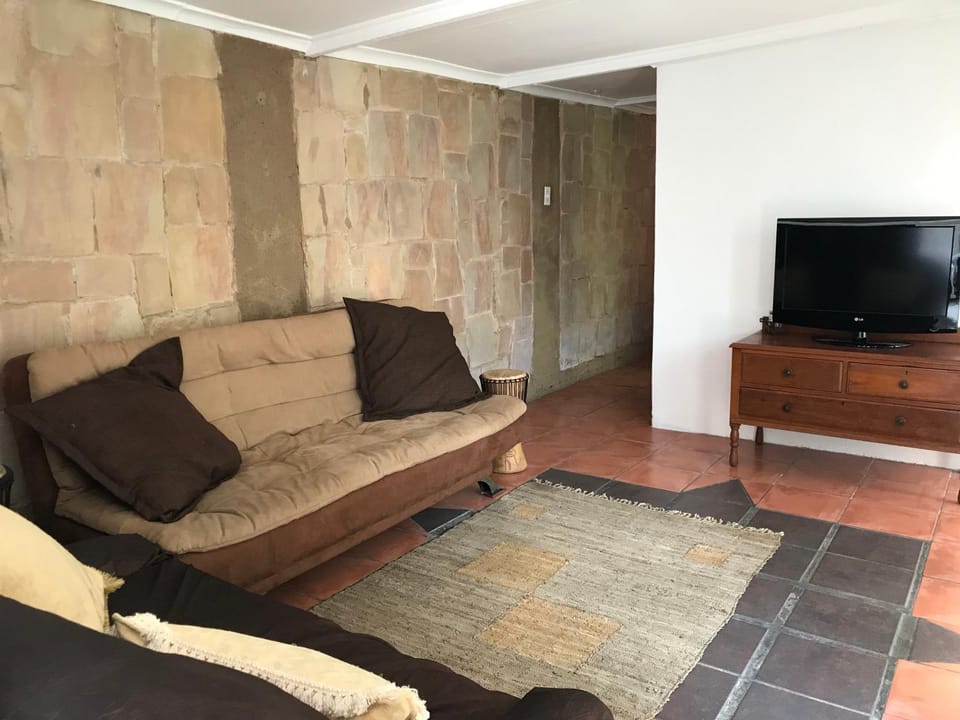 Contemporary Stay at Giraffe Cottage Apartment in Gauteng