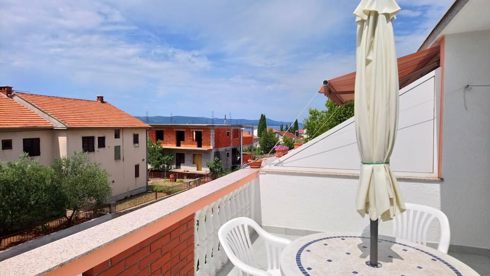 Sea view, Street view