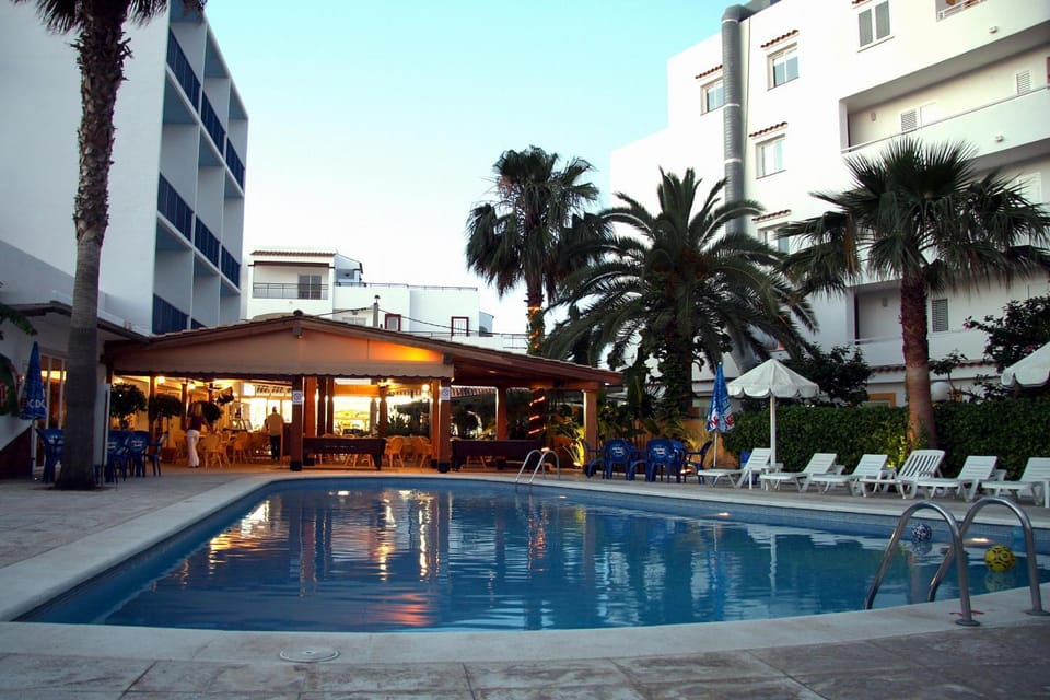 Restaurant/places to eat, Swimming pool
