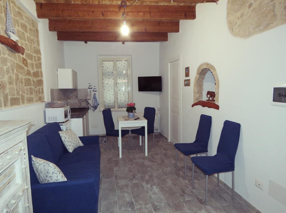 Communal lounge/ TV room, Decorative detail, Communal kitchen