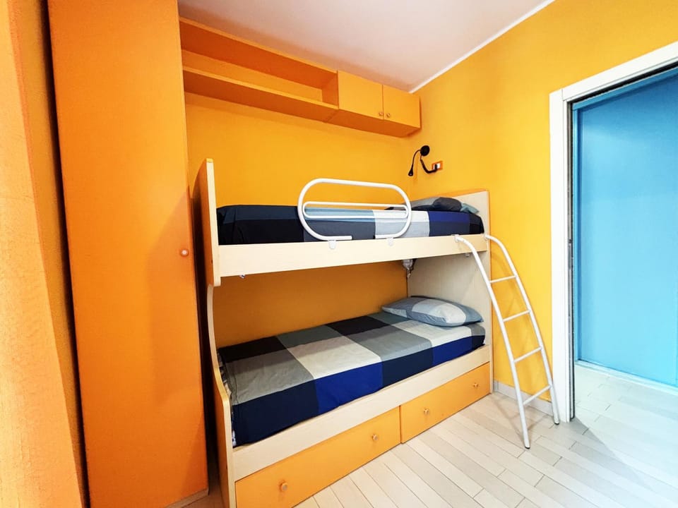 Bed, Bedroom, bunk bed