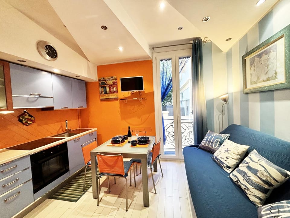 Kitchen or kitchenette, Living room, Seating area, Dining area, oven, stove
