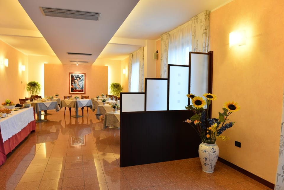 Communal lounge/ TV room, Lobby or reception, Dining area