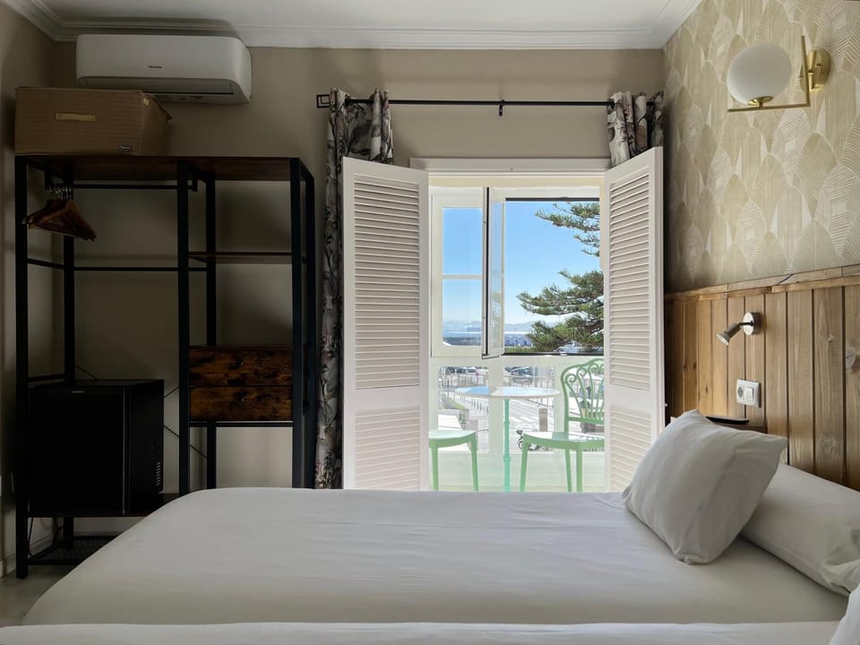 Bed, Photo of the whole room, Bedroom, Landmark view