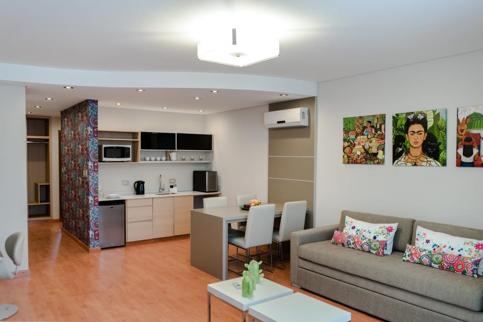 Kitchen or kitchenette, Living room, Seating area, Dining area